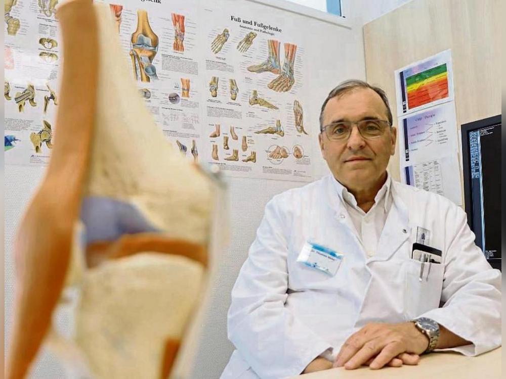 Prof. Dr. Thomas Heß führt am Erwitter Krankenhaus unter anderem Knie-Operationen durch. Jetzt hat er ein Buch geschrieben. Foto: Dietz
