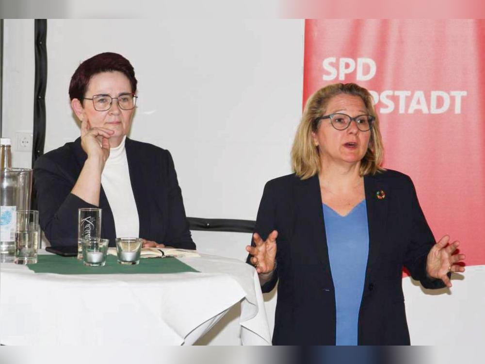 Informierten zum Kaffee: Die Europaabgeordnete Birgit Sippel (l.) und Svenja Schulze, Bundesministerin für Entwicklung und wirtschaftliche Zusammenarbeit. Foto: Schwade