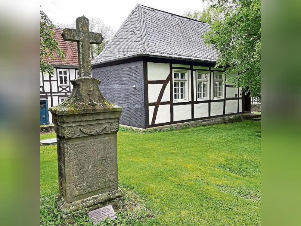 Herolds Grabstein soll zu seinem 275. Geburtstag aufgearbeitet werden. Rechts die von ihm 1802 erbaute Schule.